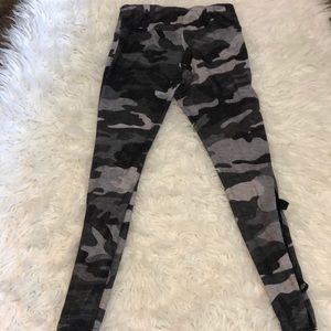 Black and gray camo leggings